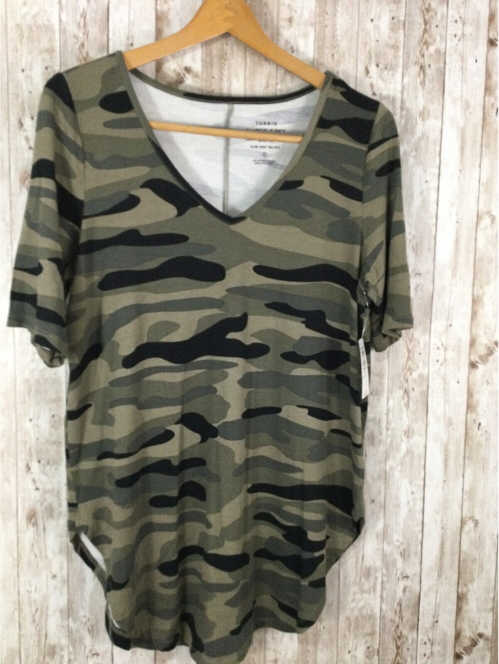 New Torrid Shirt Green Camo Super Soft Knits Short Sleeve V-Neck Stretch 0 L 12